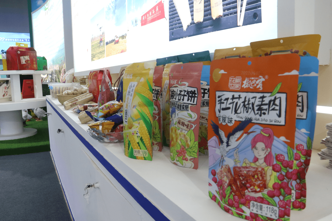 韓城六十余種特色農副產品亮相第二十九屆楊凌農高會，亢振峰周新強檢查展館銷售情況